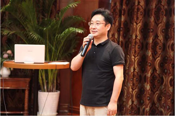 2清華校友生命科學(xué)與醫(yī)療健康協(xié)會(huì)秘書長(zhǎng)余永定擔(dān)任主持.jpg