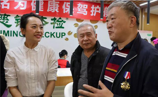 7王威與退伍老兵們交流.jpg