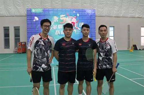 11中國殘疾人羽毛球國家隊(duì)隊(duì)員與獲勝隊(duì)打友誼賽并合影.jpg