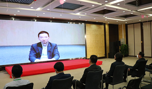 7美年大健康集團董事長俞熔發來視頻對受到表彰的慈銘體檢醫療隊員表示祝賀.jpg