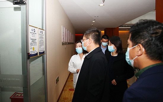 2常司長參觀醫學檢驗中心.jpg
