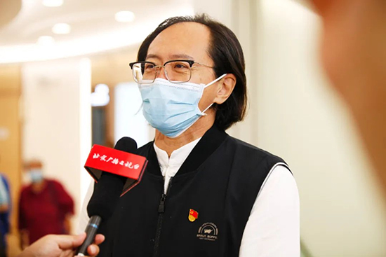 4慈銘體檢集團董事長胡波接收采訪.jpg