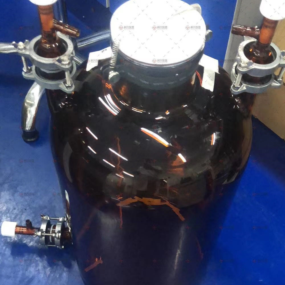 棕色雙層玻璃反應(yīng)釜的作用是什么?
1-200H4110335T2.jpg
棕色雙層玻璃反應(yīng)釜顧名思義就是釜體呈棕色的高硼硅玻璃,其耐腐蝕性強(qiáng)。
在設(shè)計(jì)上以及在造型的方面可以結(jié)合不同的特點(diǎn)。對(duì)于玻璃的厚度以及玻璃瓶的尺寸等等都有一定的要求。所以它的腐蝕性良好。能夠獲得的防火性能也是很強(qiáng)的。所以在挑選玻璃瓶的時(shí)候,可以根據(jù)它的使用的厚度,以及他的耐磨性等方面來(lái)結(jié)合。因此在設(shè)計(jì)上還會(huì)更加合理。我們可以根據(jù)它的整體功能和特點(diǎn),來(lái)選擇不同的類型,還可以根據(jù)自己的需求來(lái)挑選不同的尺寸。
為什么試驗(yàn)要用棕色玻璃而不是黑色玻璃呢?
黑色表示入射光完全被吸收而沒有反射光,因此黑色玻璃瓶就不透明了,使用棕色玻璃瓶的目的之一就是使用者在使用之前就可以觀察到瓶?jī)?nèi)所盛物質(zhì)的狀態(tài)和多少,因此可以有準(zhǔn)備的進(jìn)行取用,避免可能出現(xiàn)的危險(xiǎn)。一些見光敏感的物質(zhì)對(duì)能量較高的光(波長(zhǎng)較短),如藍(lán)色~紫色波段的光很敏感,而對(duì)能量低的紅色光并不敏感,也就是說(shuō),只要濾去可見光中的高能量波段的光就可以避免藥品見光分解了,并不是要濾去所有的可見光。 很多物質(zhì)是見光易分解的物質(zhì),比如濃硝酸,碘化銀,溴化銀,氯化銀,等等。所以這類物質(zhì)需用棕色玻璃瓶貯存,防止他們分解,而且還要放在陰涼背光出。 無(wú)色玻璃瓶的可以裝的物質(zhì)就很多了,只要見光不分解,不與二氧化硅(玻璃的主要成分)反應(yīng)就可以用無(wú)色的裝。(注意,氫氟酸用塑料瓶裝) 有些化學(xué)試劑屬于畏光物質(zhì),也就是見光分解,或者受熱易分解的藥品,并將瓶子置于陰涼處,一般將濃 、鹵化銀、氯水、溴水、碘水等存放于棕色瓶中。棕色瓶能吸收絕大多數(shù)可見光,可以將它用于保存畏光物質(zhì)。并非大部分藥品都裝在棕色瓶里,只有AgBr,HNO3等見光易分解的藥品才儲(chǔ)存在棕色玻璃瓶?jī)?nèi)。我司可根據(jù)客戶實(shí)驗(yàn)要求定制棕色雙層玻璃反應(yīng)釜。
棕色玻璃反應(yīng)釜.jpg